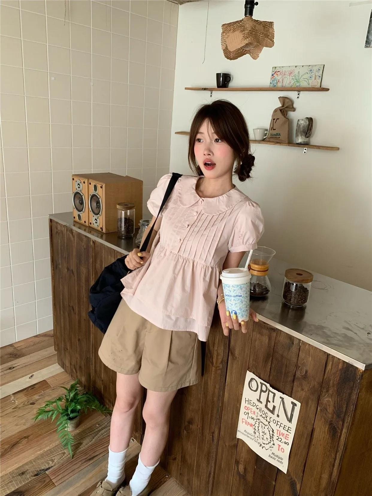 เสื้อเชิ้ตสีชมพูพองฟู แต่งระบาย แบรนด์ PPHOME ชาอู่หลงรสพีชขาว คอตุ๊กตา สไตล์ลำลองสำหรับฤดูร้อน