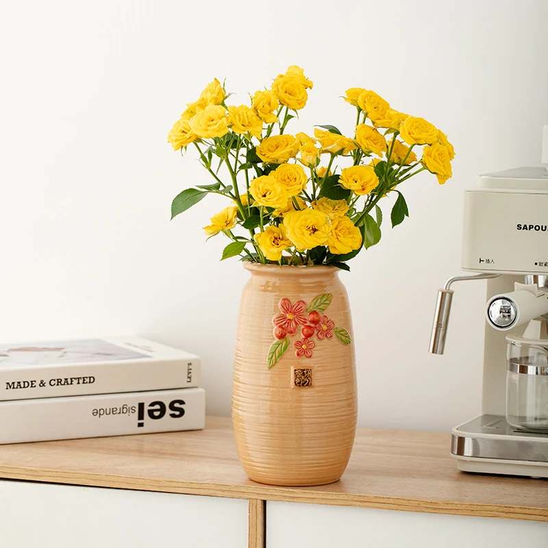 Ceramic vase with rustic design, suitable for small-scale home decoration, ideal for adding a touch of luxury to a minimalist