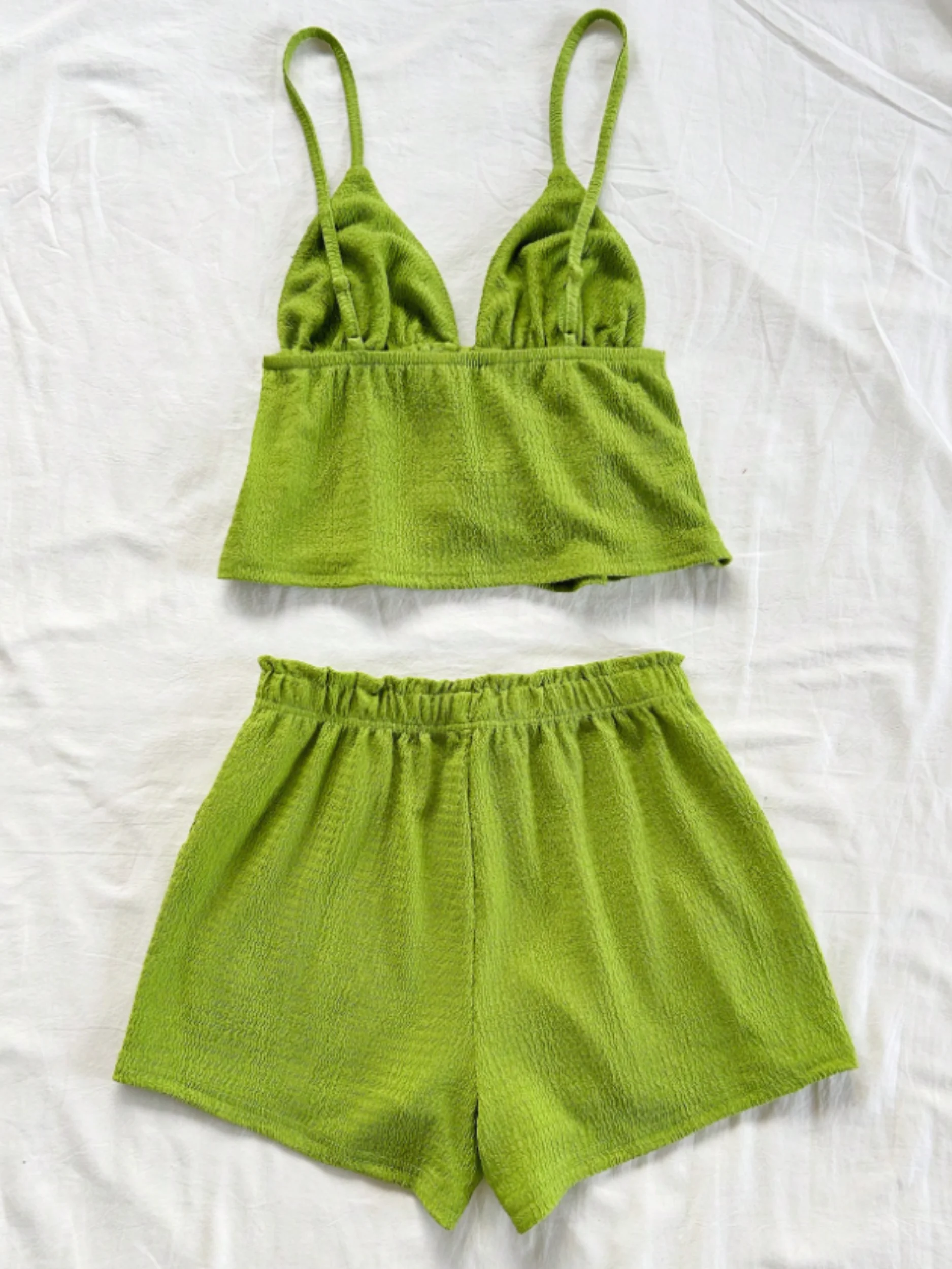 Nowy, najlepiej sprzedający się damski komplet: gładka koszulka na ramiączkach z regulowanymi guzikami i krótkie spodenki.