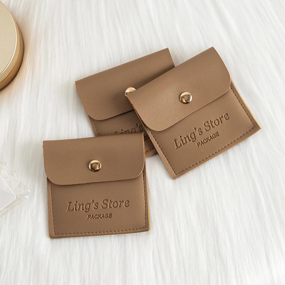 

50/100 шт. индивидуальный логотип 8x8 см, зимние ювелирные изделия, кожаная сумка на кнопках, мини-упаковка для ювелирных изделий, сумка на пуговицах, бутик, карманы для дисплея