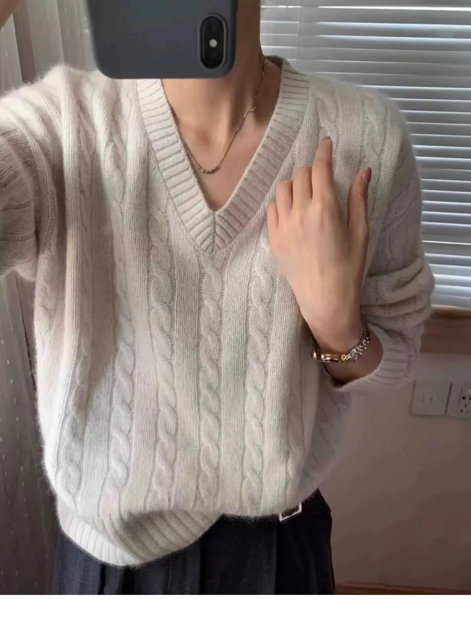 

High-end cashmere sweater female autumn and winter temperament V-neck loose twisted thick knit bottoming pullover sweater