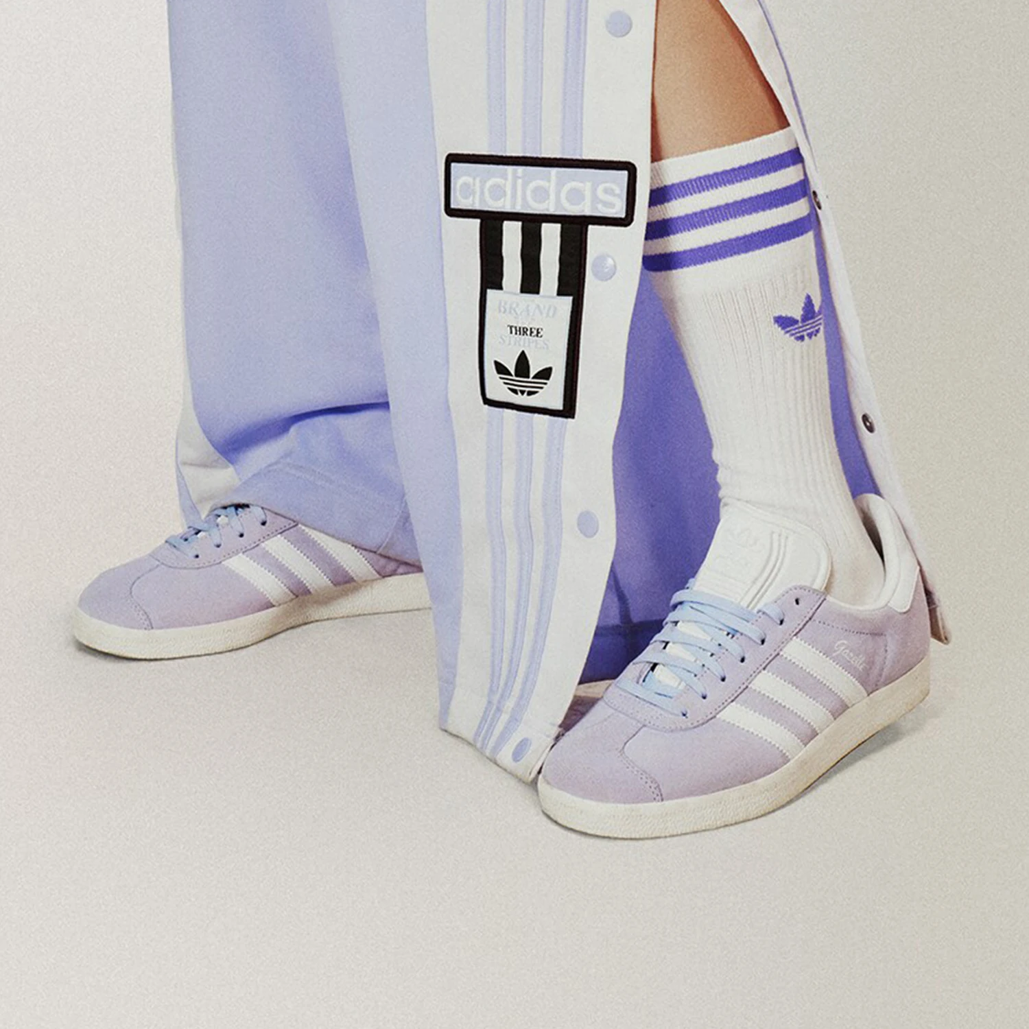 

Официальные женские модные повседневные спортивные кроссовки Adidas с тремя полосками IE0444