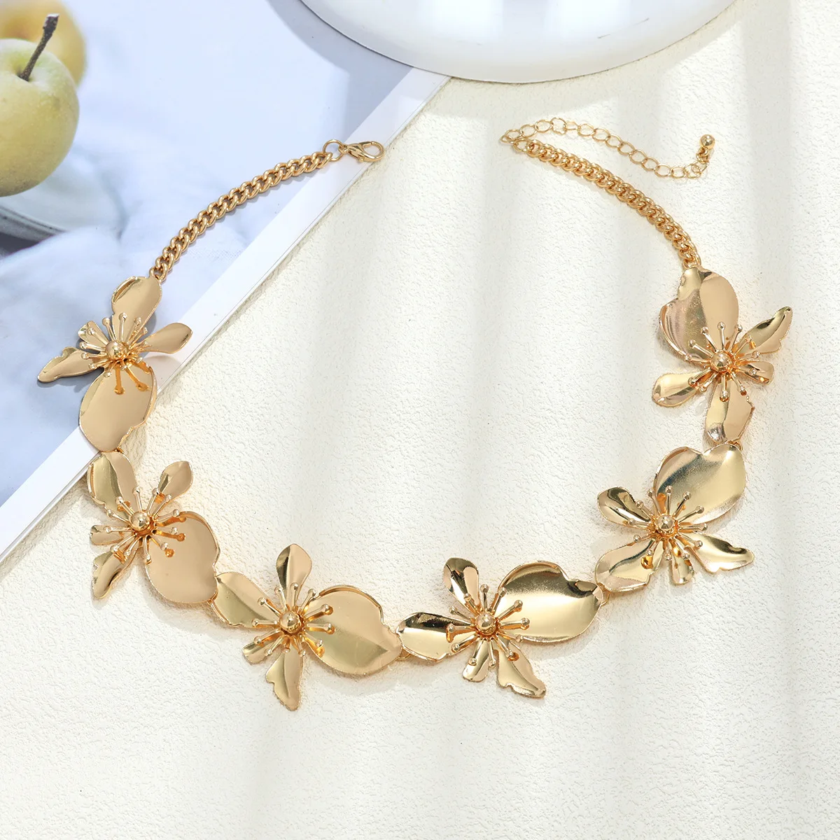 مجموعة مجوهرات زهرة ثلاثية الأبعاد ذهبية عتيقة، مجموعة أقراط وقلادة وسوار وخاتم للنساء، مجموعة مجوهرات عصرية أنيقة مبالغ فيها بالزهور
