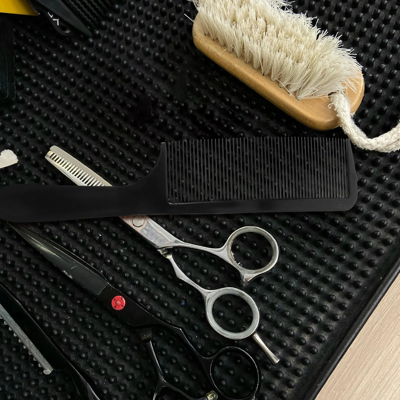 

2Pcs Men's Flat Top Curved Barber Comb Set Black White Plastic Haircut Styling Detangling Comb for Professional Barbers Home