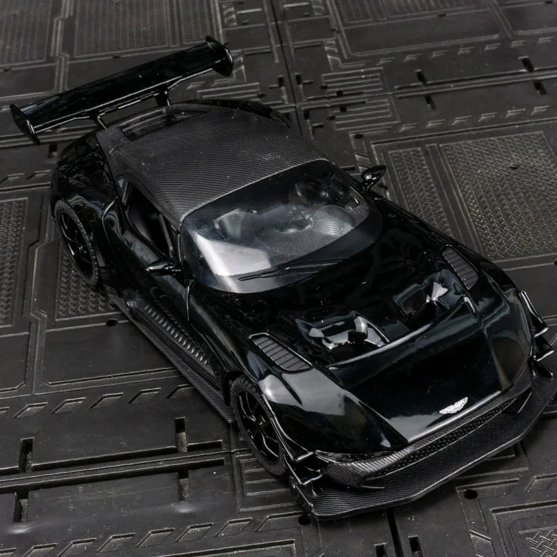 

Модель спортивного автомобиля Aston Martin Vulcan 1:32, из сплава, с открывающимися дверями и капотом, богатая детализация, тонкая работа, высокое качество.