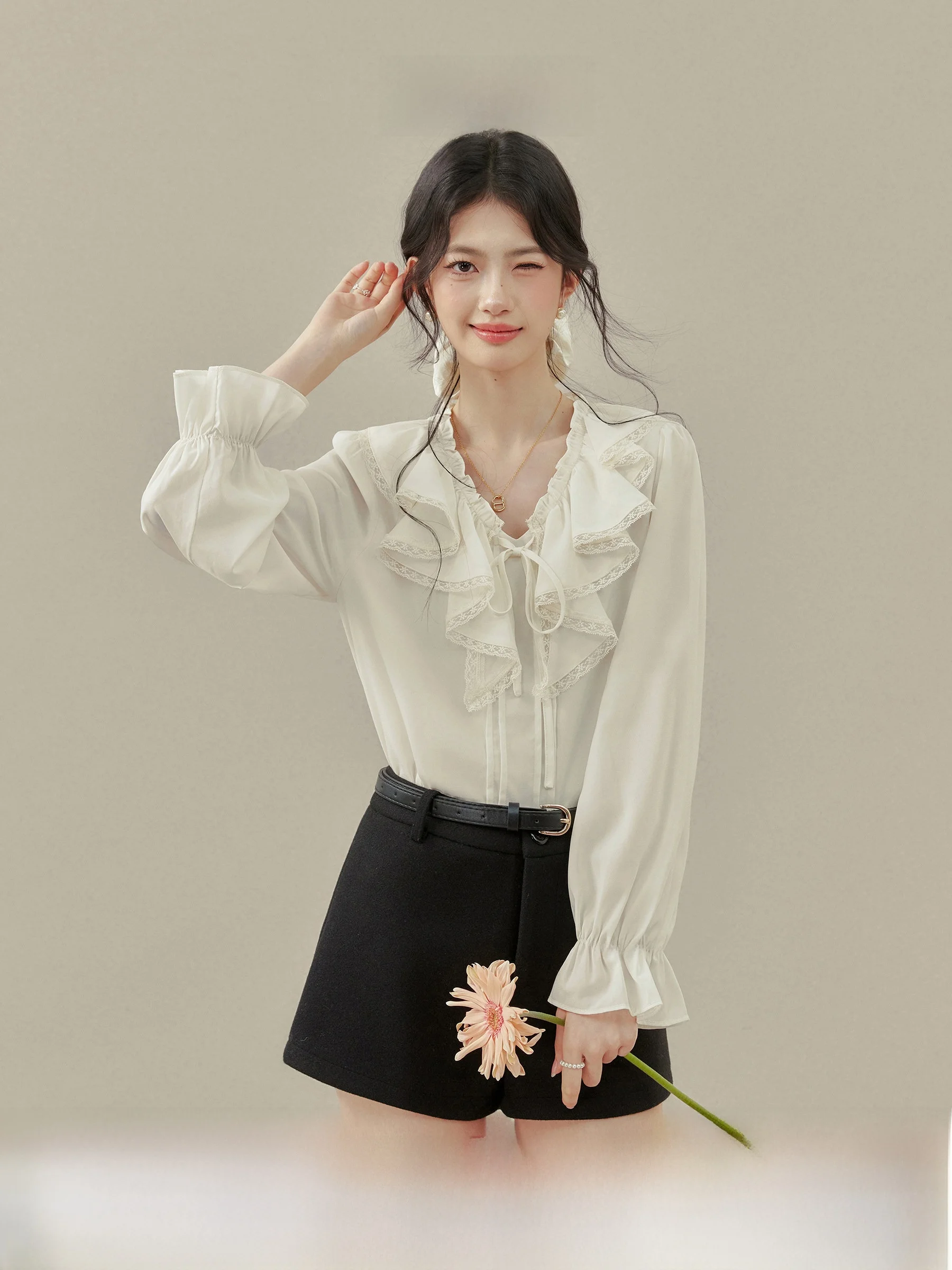 

Женская блузка Jenny Ouni с V-образным вырезом, длинными рукавами-колокол, кружевной отделкой и прямым кроем, весна 2026