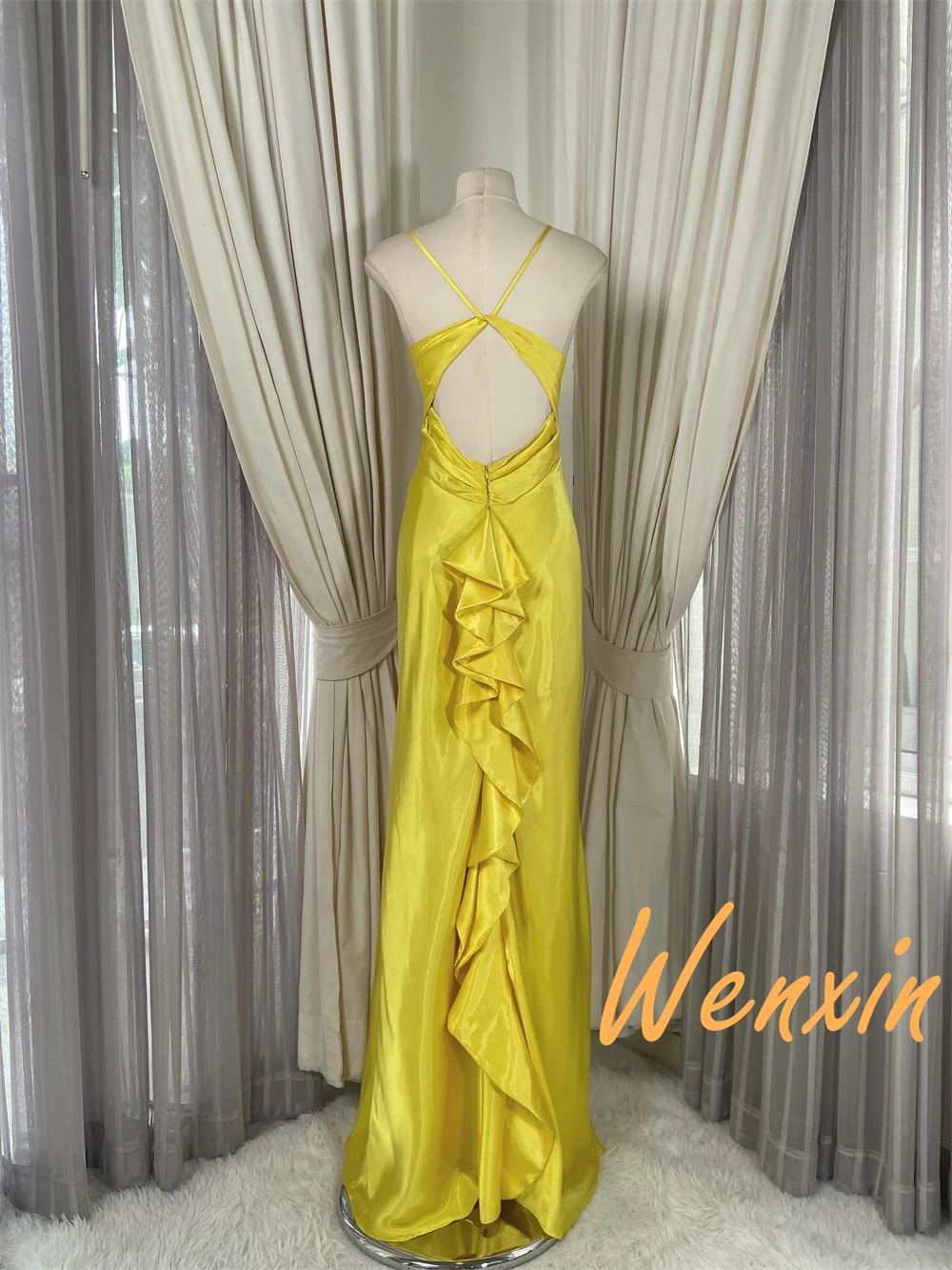 Robes de soirée en Satin jaune simples personnalisées, col en v, sans manches, robes de soirée à la mode pour occasions spéciales