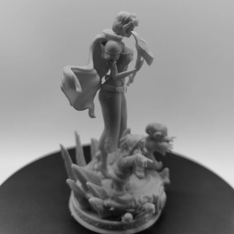 Het gewelddadige meisje met een bijl 1/24 schaal harsmodel montagekit ongemonteerd en ongeverfd standbeeld speelgoed