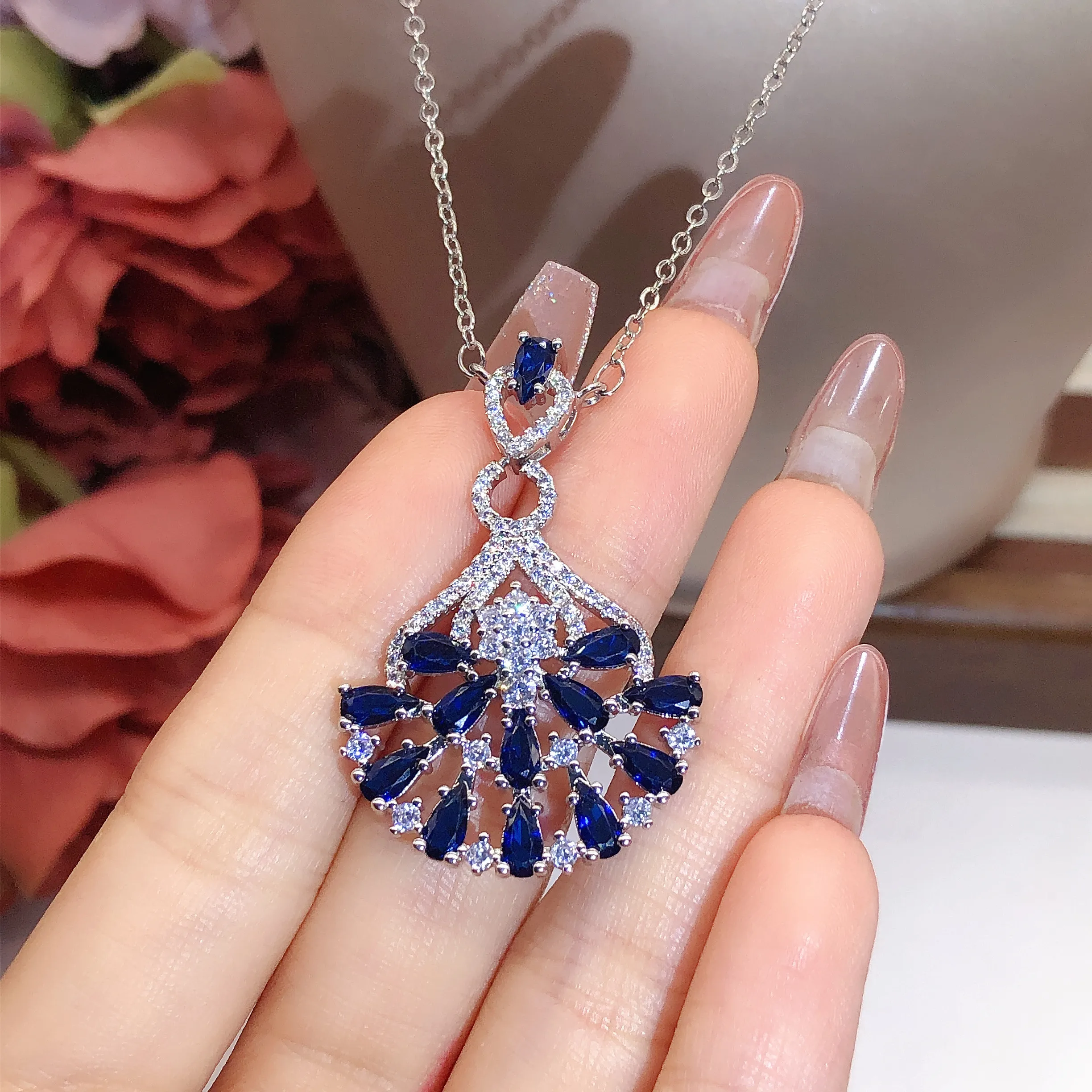 

Youngever Luxury Heavy Design Simulated Sapphire Pendant Nelace Royal Blue Gem Alloy Faion Jewelry for Women Fre out