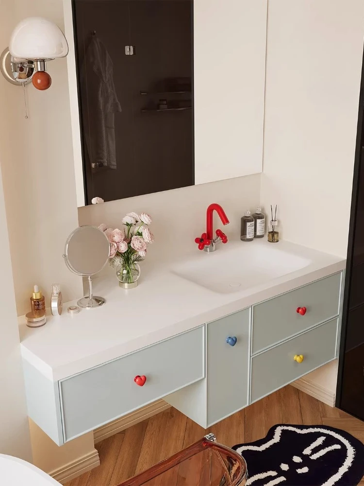 

Интегрированный шкаф для ванной комнаты из резной древесины с раковиной из каменной плиты, выполненной методом горячей гибки, в стиле «Допаминовый крем»