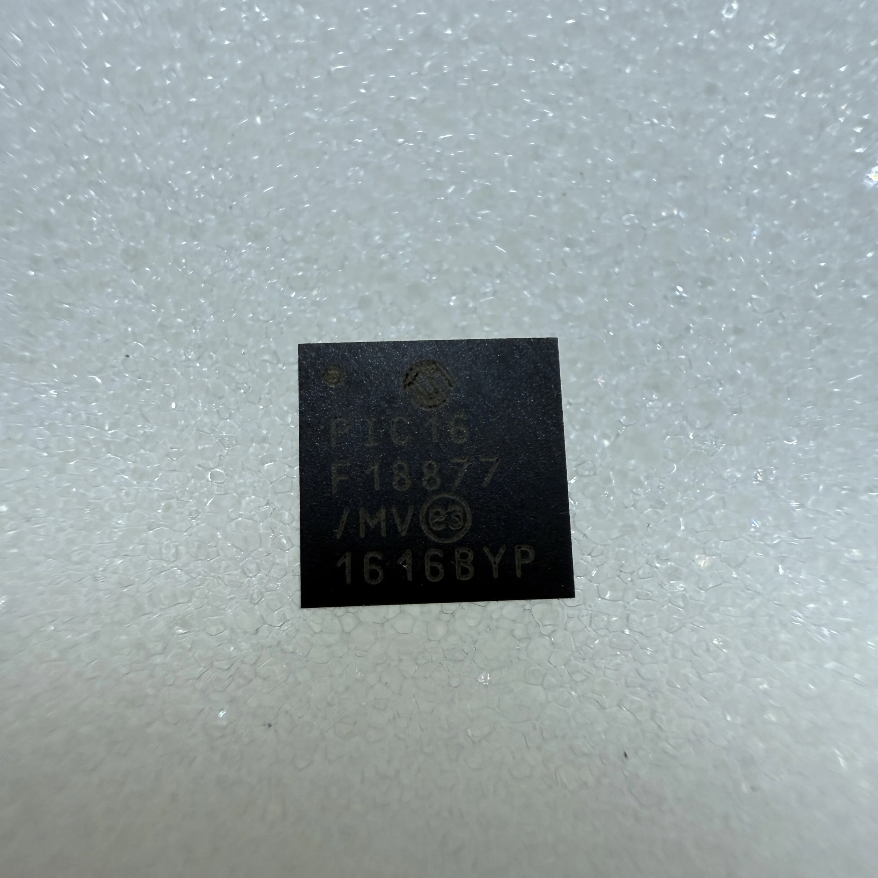 

2 шт./лот PIC16F18877-I/MV (блоки микроконтроллеров)