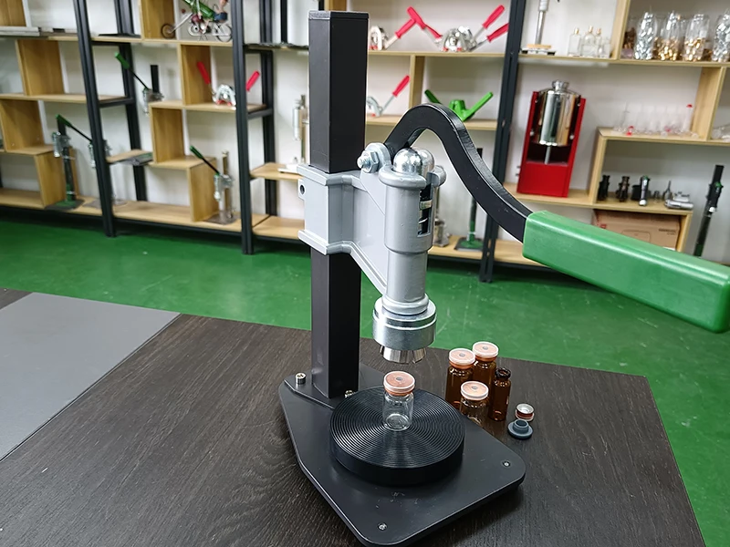 XLP03 Macchina piegatrice per tappatura manuale per sigillare spruzzatore di profumo Coperchio in alluminio Tappatore per bottiglie in plastica di alluminio