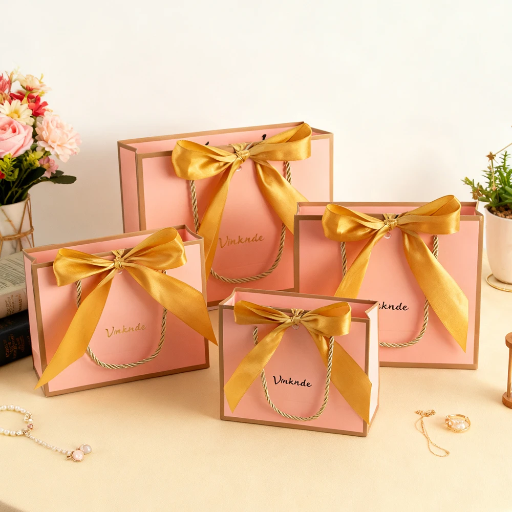 

100 шт. персонализированные свадебные бумажные пакеты с бантом, лентой и вырезами, ручки, принты для букетов, индивидуальный логотип, подарочная упаковка, сумка