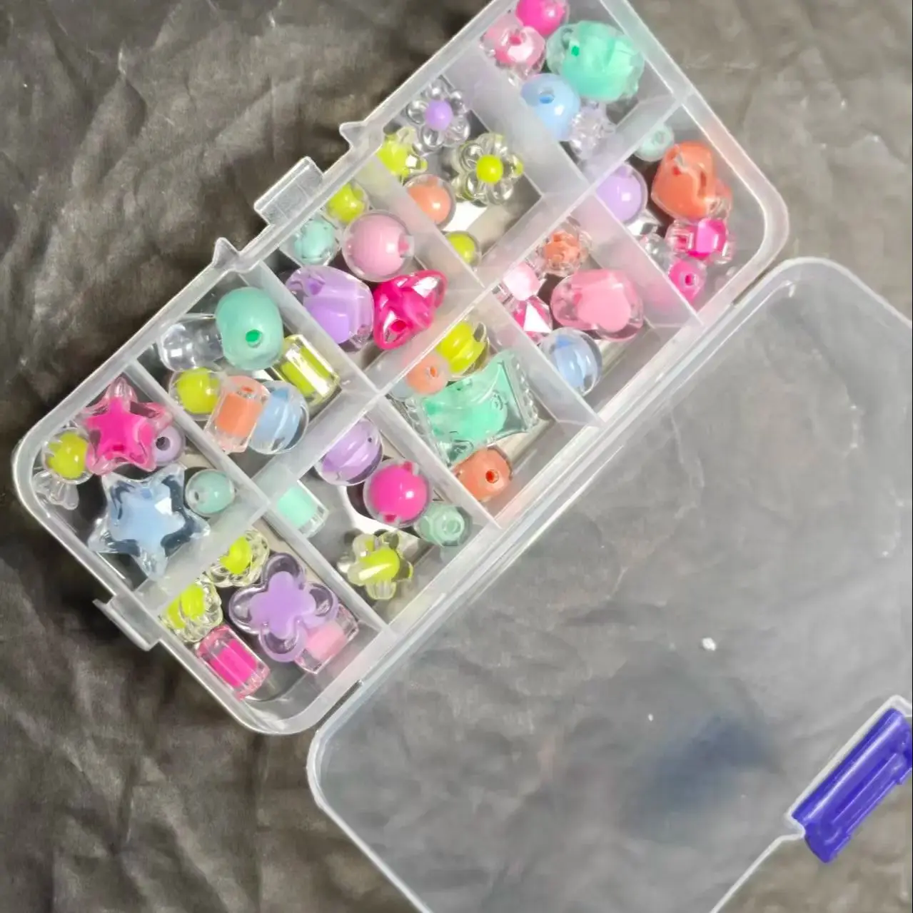 Przezroczyste zawieszki z koralików w pudełku do wyrobu biżuterii - kolorowe mieszane motyle, kwiaty, gwiazdy, króliki do samodzielnego tworzenia breloczków, bransoletek