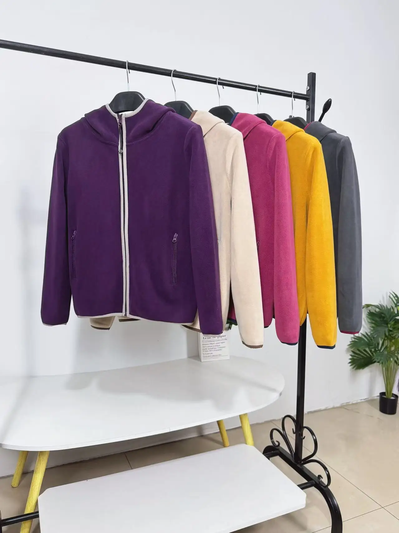 เสื้อคลุมมีฮู้ดซิปสำหรับเล่นกีฬากลางแจ้ง รุ่น Plu Jaet ทรงเข้ารูปสำหรับผู้หญิง สีสันหลากหลาย เหมาะสำหรับฤดูใบไม้ร่วงและฤดูหนาว ให้ความอบอุ่น