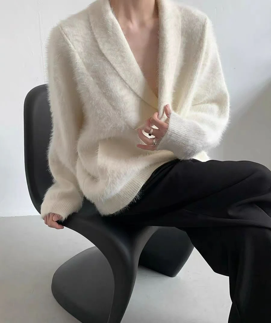 

2025 Autumn Winter High-End V-Neck Sweater Thickened Lazy Style Knitted Sweater