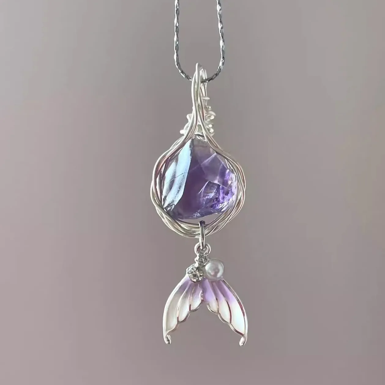 أنيمي الحب والفضاء العميق رافاييل الانطباع الرياح ذيل السمكة سلسلة قلادة مع الزبرجد الأحجار الكريمة الأصلي حجر قلادة هدية