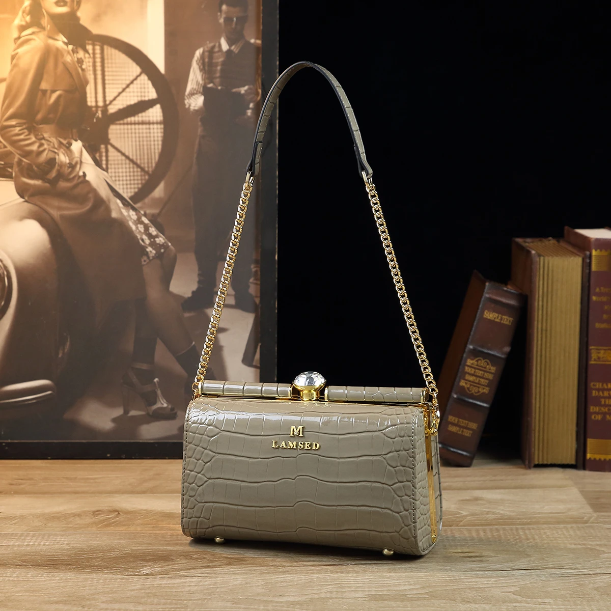 Classic metal chain handbag, Luxury Fashion Evening Shoulder Clutch Bag With Rhinestone Clasp, Vintage Style Purse For Women