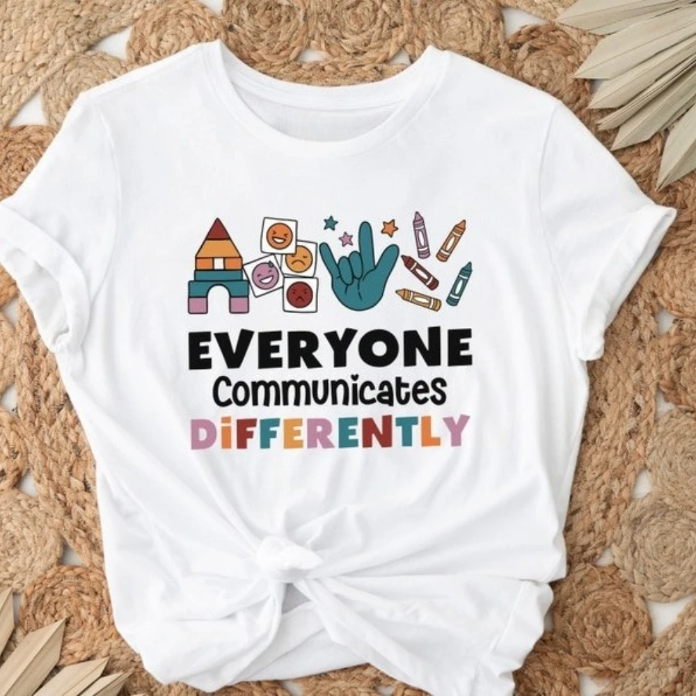 الجميع التواصل بشكل مختلف تي شيرت التوحد خاص إد المعلم التنوع العصبي قبول الوعي معالج الإعاقة هدية