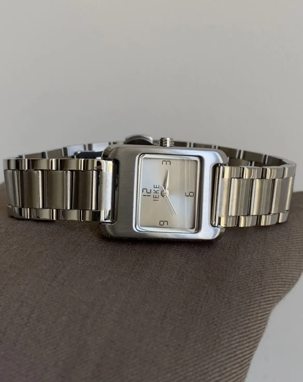 New Women'S Watch, Silver-Gray, High-End And Stylish Square Design, Business-Appropriate, With A Steel Strap And Chain.