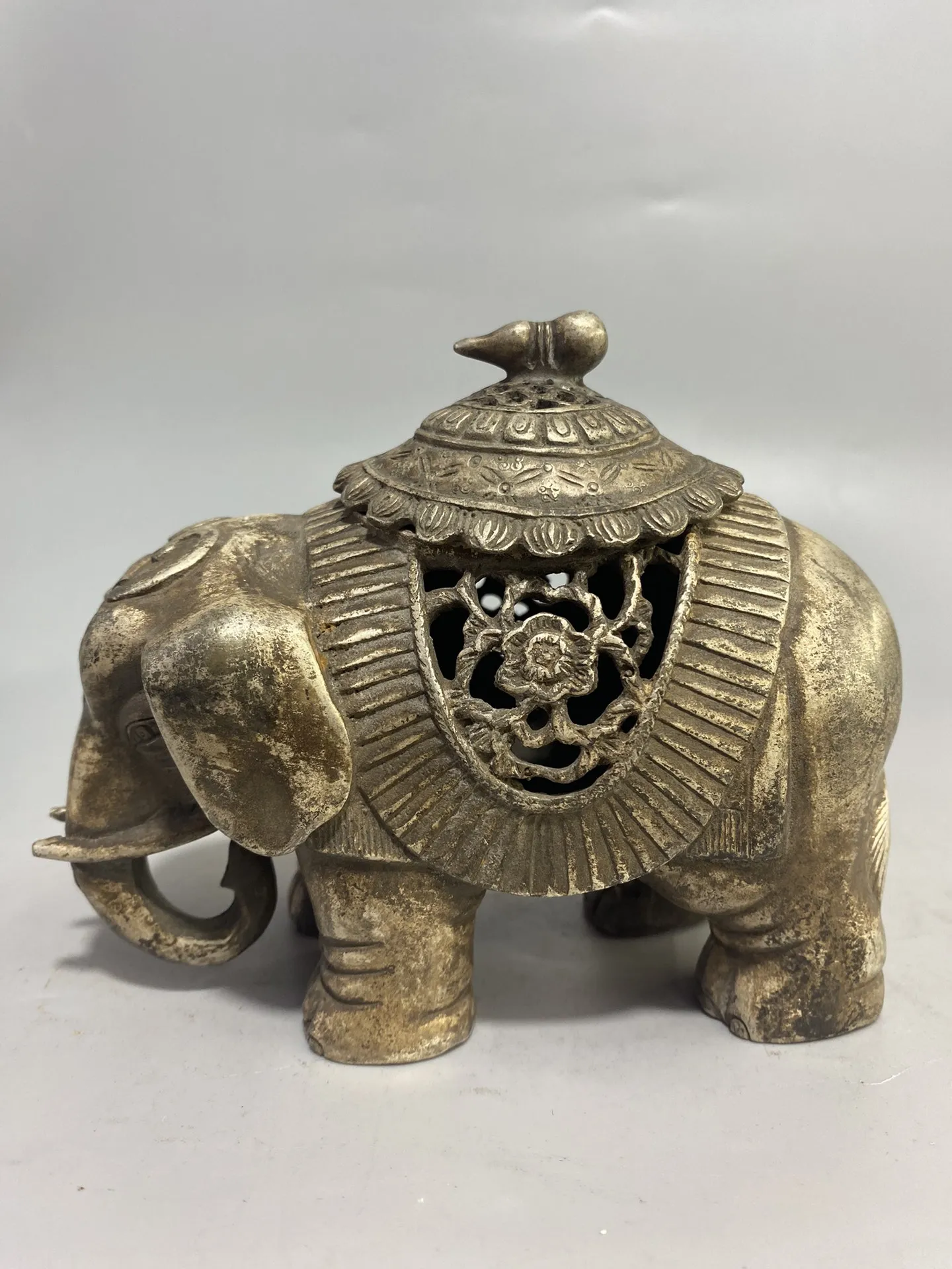 

Chinese retro bronze ware, pure copper, gilded silver, finely carved elephant incense burner, furniture decoration ornaments