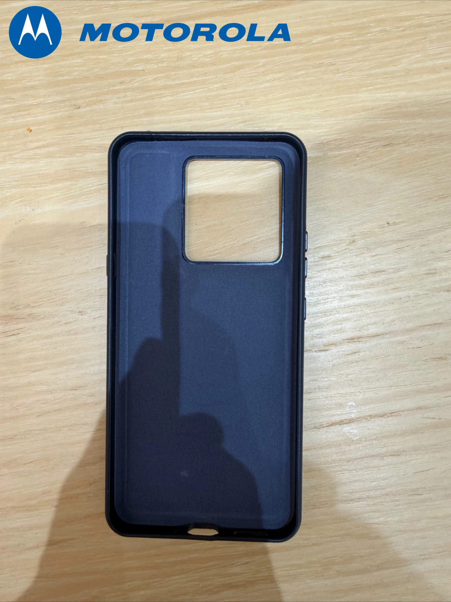 Oryginalne etui Motorola Signature do telefonu MOTO X70 Air Pro, skórzane, z magnetycznym zamknięciem, model XT 2601-1, zapewniające ochronę na wszystkich krawędziach i chroniące przed upadkiem. — zdjęcie produktu 4