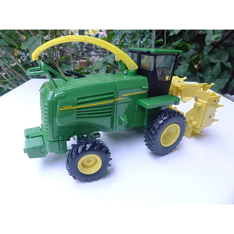 

ERTL Diecast 1:32 Scale 7400 Forage Harvester Car Alloy Agricultural Vehicle Model Classic Collection Souvenir Ornament Display