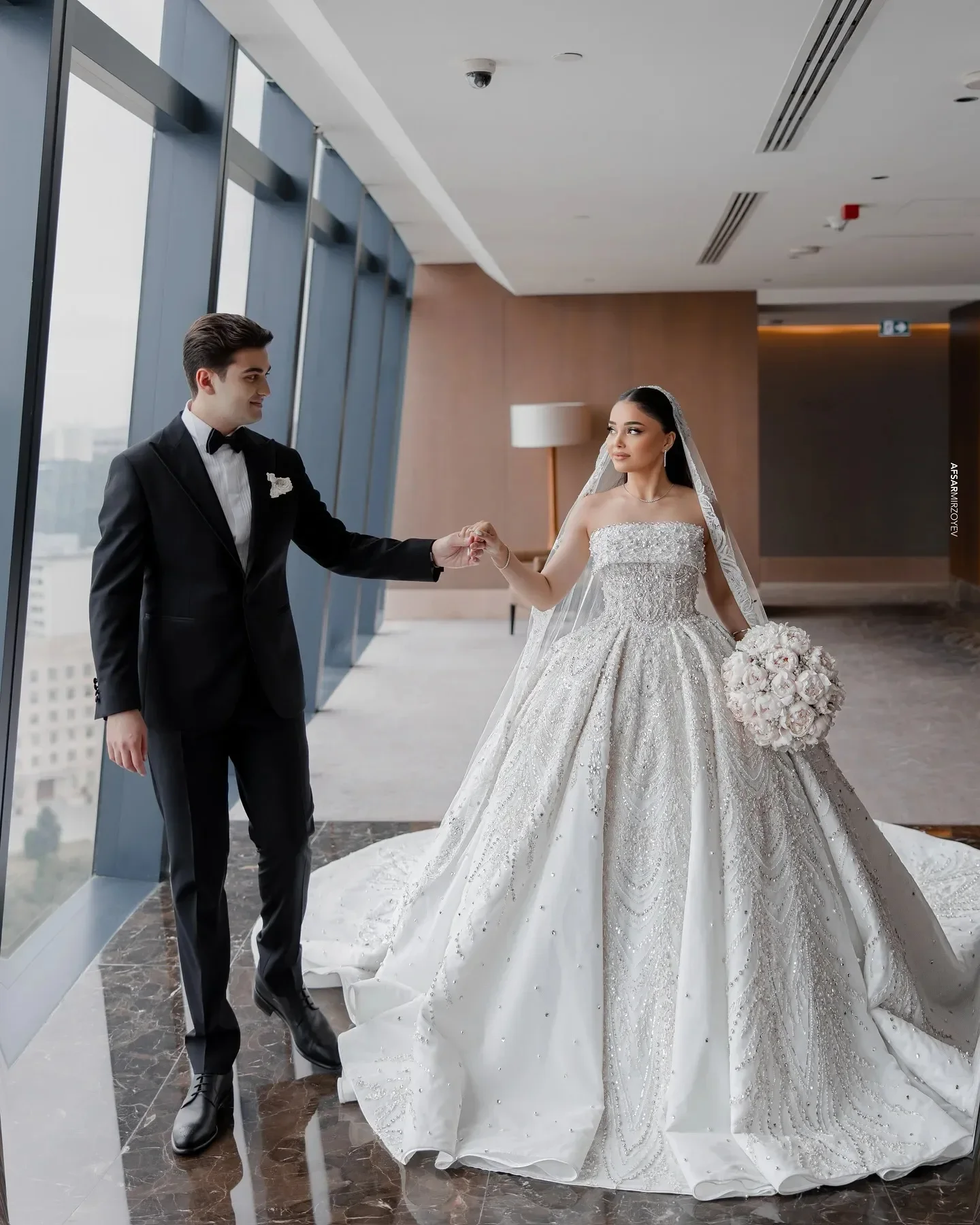 Aangepaste Prachtige Kralen Parels Baljurk Trouwjurk Lovertjes Applicaties Bruidsjurken Arabisch Mouwloze vestido de novia