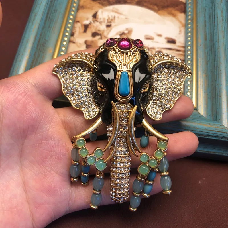 

Дизайн тяжелой промышленности, корсаж, изысканная инкрустация стразами, брошь в виде слона, эмалированная глазурь, темперамент, универсальная булавка в виде животного