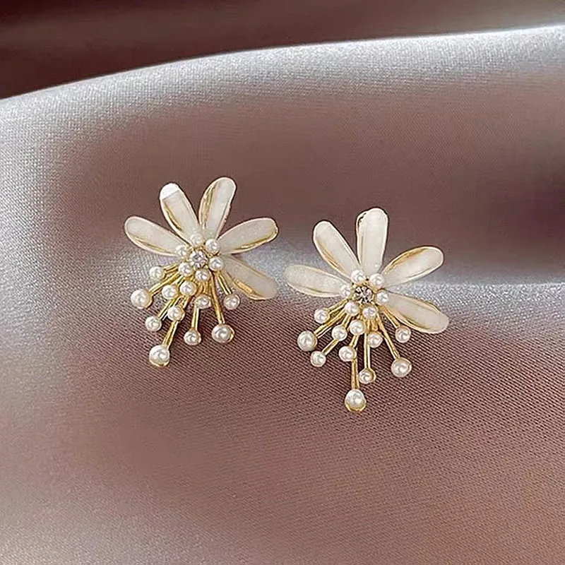 Sweet Cute Flower Stud Earrings White Mini Imitation Pearl Acrylic Petal Floral Earrings for Women Party Trendy Korean Jewelry