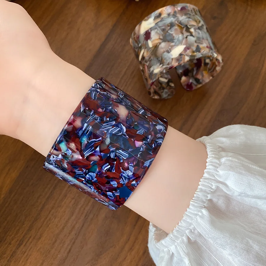 2025, Retro-Stil, bunt, gestreift, offene Armreifen für Damen, modisches Armband, Sinn für Design, Temperament, Hand-Accessoires, Großhandel