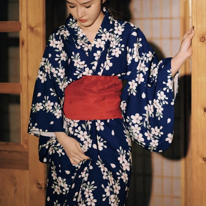 Mulher japonesa tradicional quimono com vermelho obi impressão floral asiático yukata haori roupão palco mostrar traje fotografia vestir