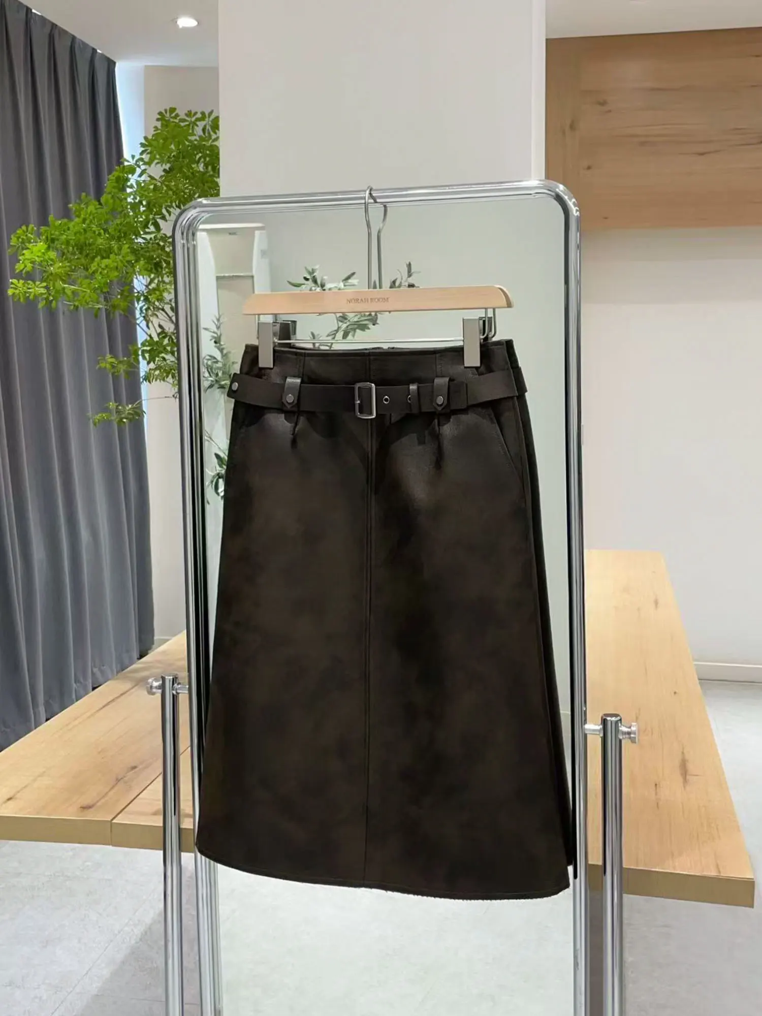 

Юбка Nuo Xiaola, аутентичный бренд, новинка зимы 2025, из искусственной кожи, с поясом, в корейском стиле, с завышенной талией, прямого кроя