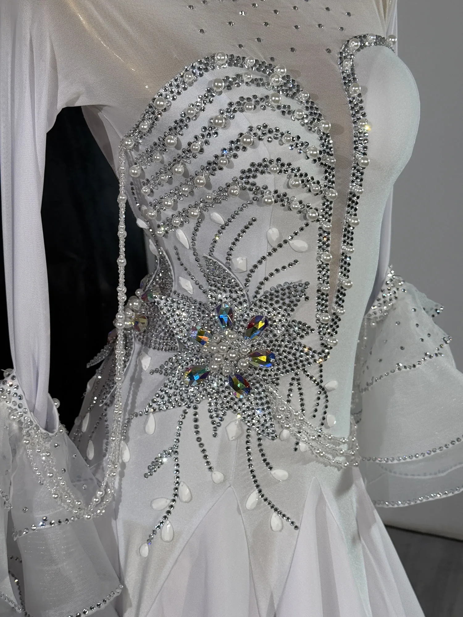 فستان قاعة الرقص الأبيض الأنيق المخصص - تصميم شخصي مع خطوط متدفقة وزخارف متألقة