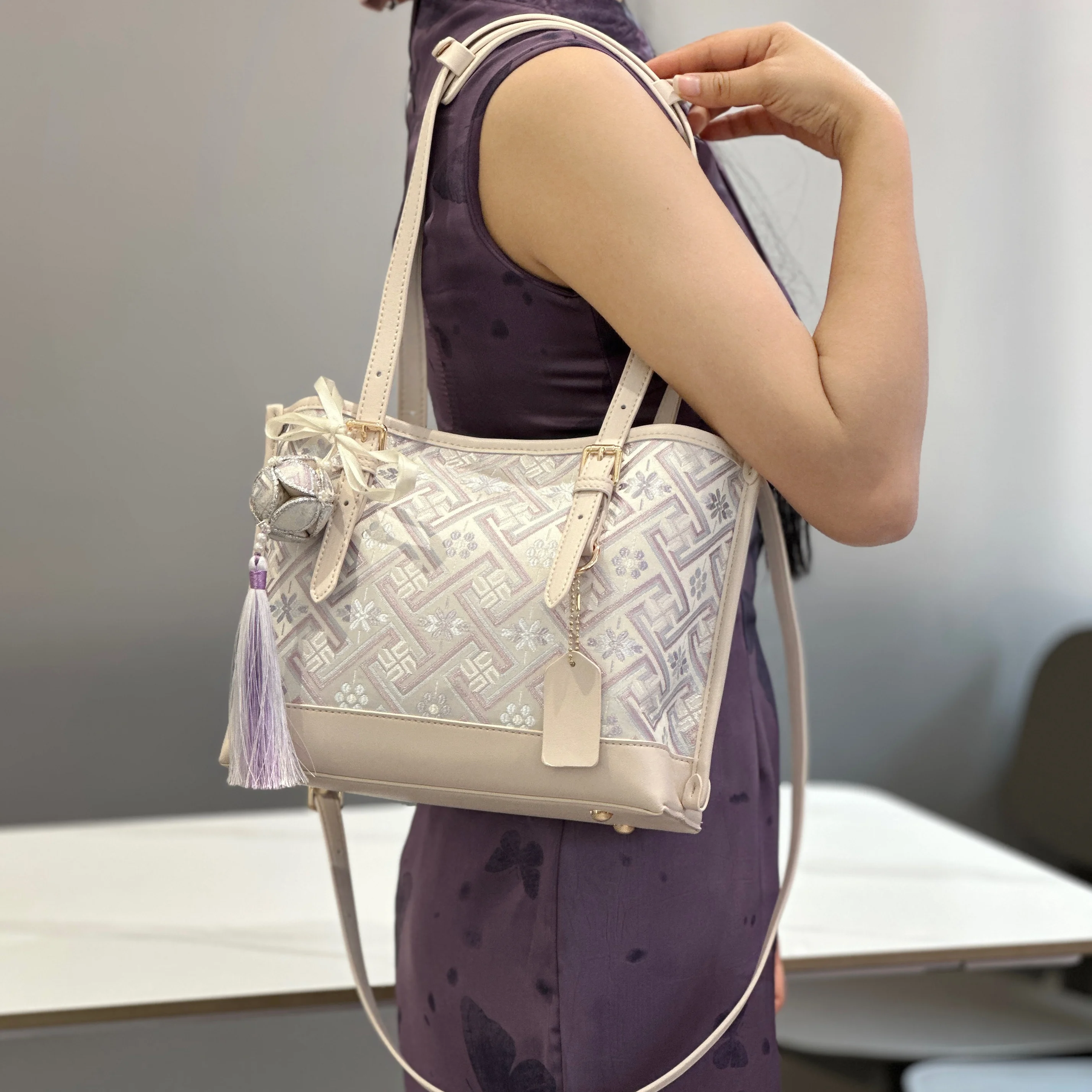borsa-tote-di-medie-dimensioni-con-design-etnico-zhuang-jin-casual-da-pendolare-a-tracolla-singola-alla-moda