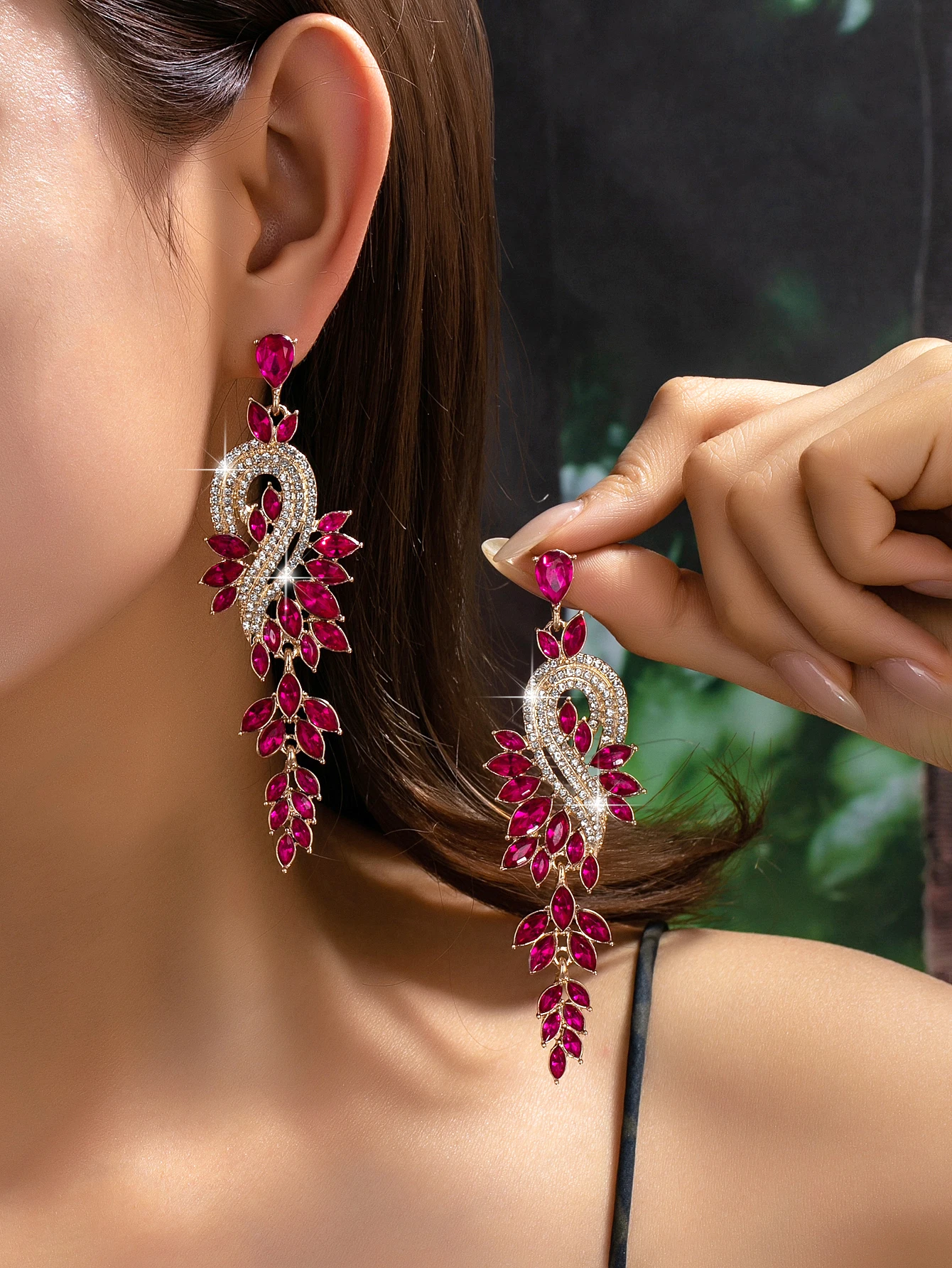 1 Pair of Luxurious, Shiny, Elegant, and Gorgeous Imitation Peacock Tail Feather Earrings for Women, Available in Mixed Colors/Red/Rose Red, with Full Rhinestones and Multi-Colored Imitation Gemstones, Suitable as Women's Accessories for Weddings, Evening Parties, and Balls, to Be Paired with Evening Dresses, Mermaid Dresses, Satin Long Dresses, Chinese-Style Qipao, and Off-The-Shoulder Gowns