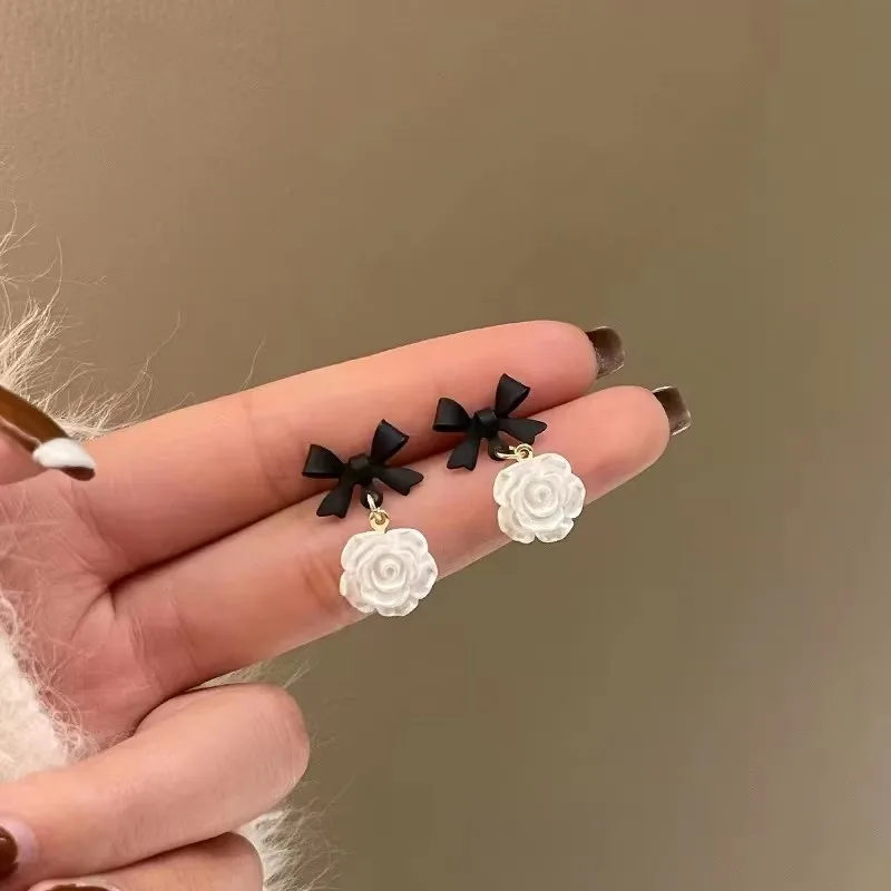 Trendy Neue Weiße Hängende Ohrringe für Frauen Transluzente Acryl Blume Baumeln Ohrringe Strass Imitation Perle Ohr Schmuck – Detail 13