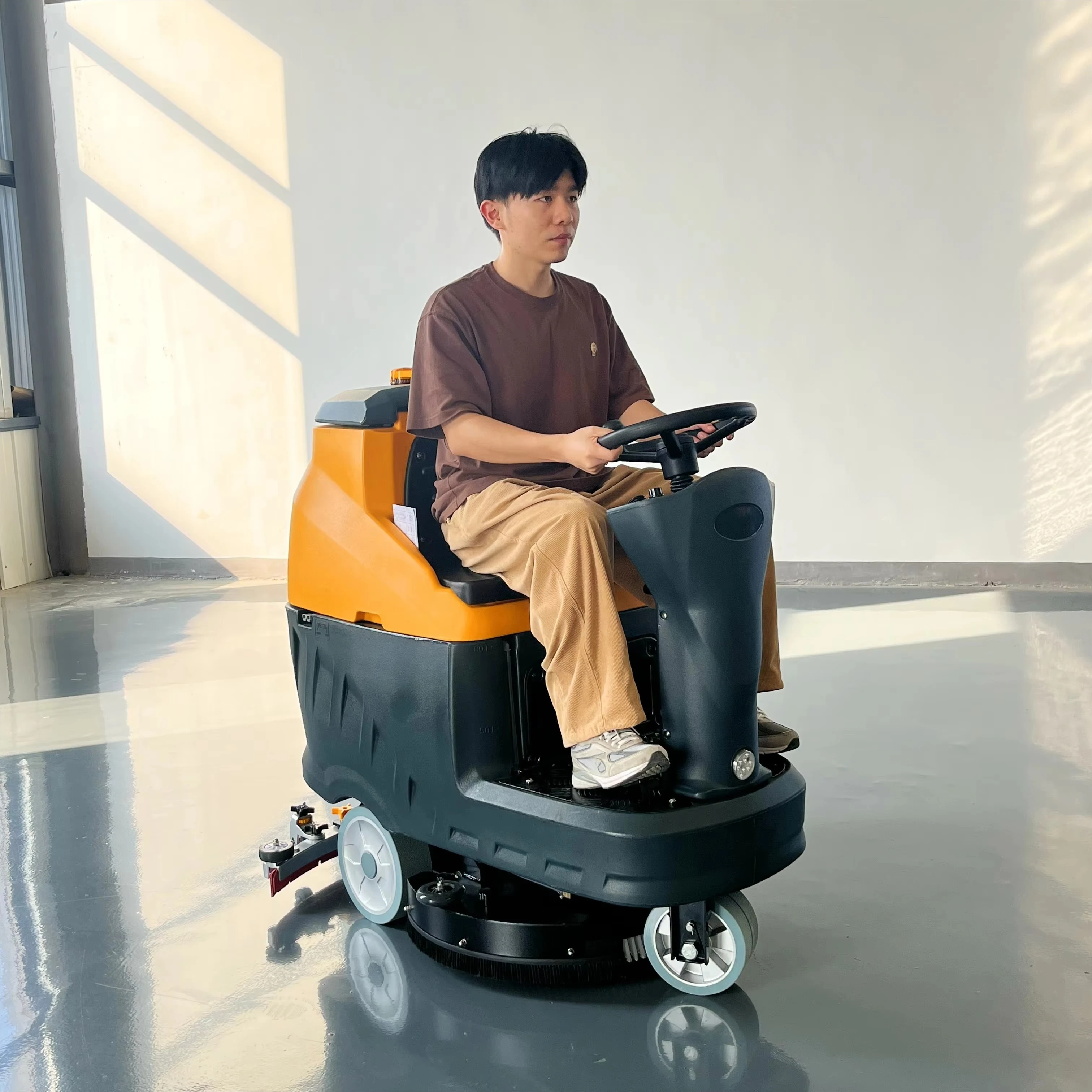 مصنع تنظيف الأرضيات الصناعية التجارية يحرك معدات تنظيف الأرضيات