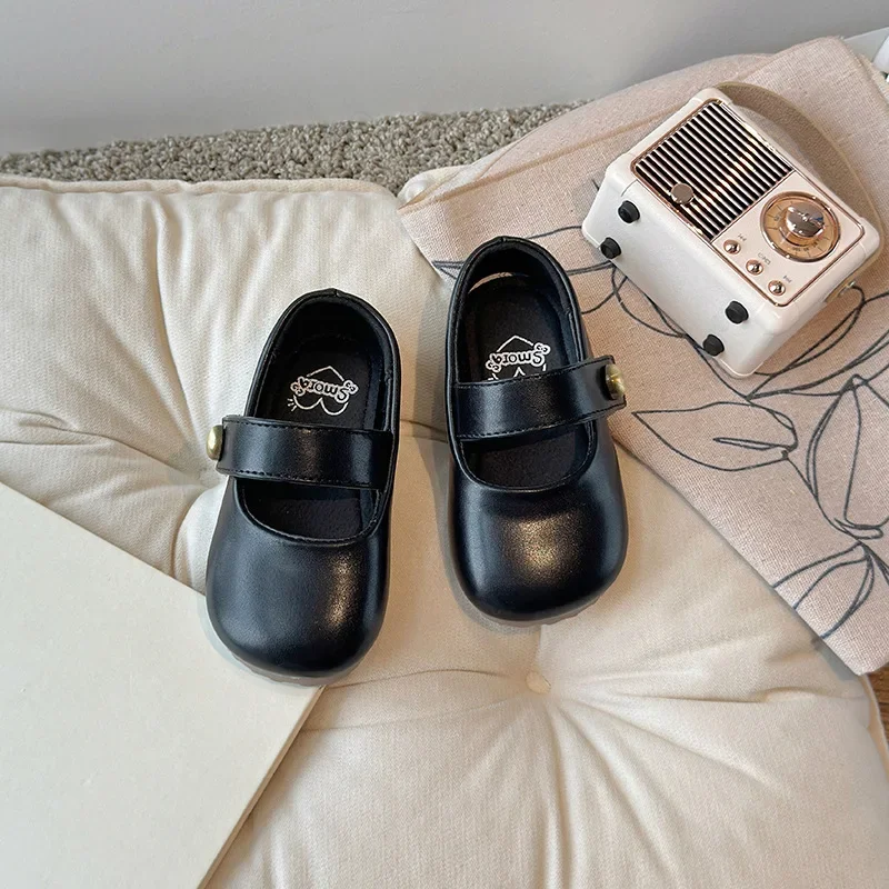 

Детские туфли на плоской подошве, черные танцевальные туфли с круглым носком для девочек, мягкая подошва, новинка 2024, модные милые детские кожаные туфли, однотонные универсальные