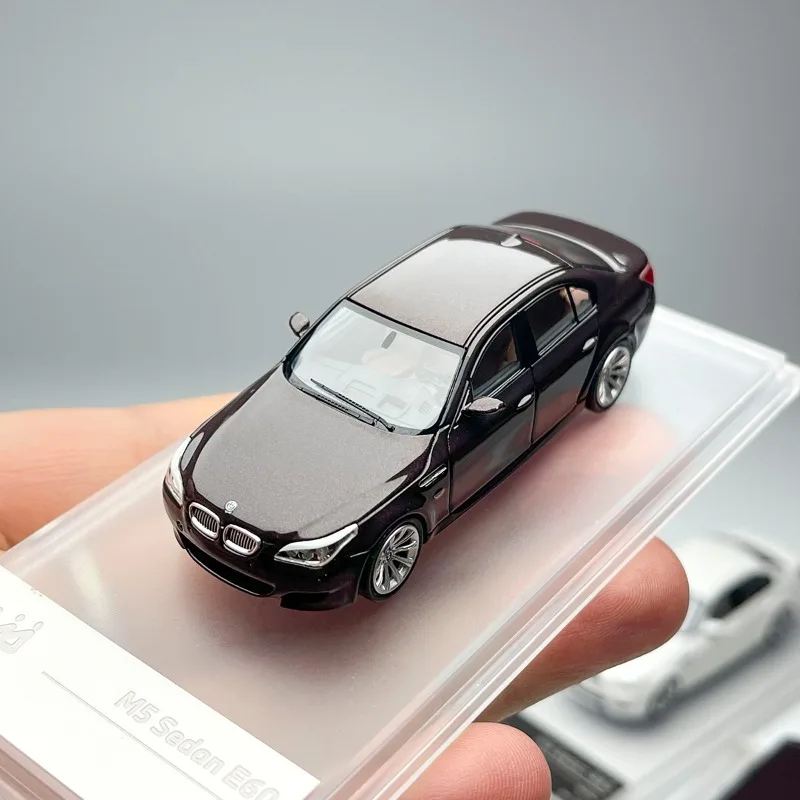 

KING MODEL 1:64 BMW M5 E60 E61 simulation alloy car model, a gift toy for children, and a collectible ornament for adults.