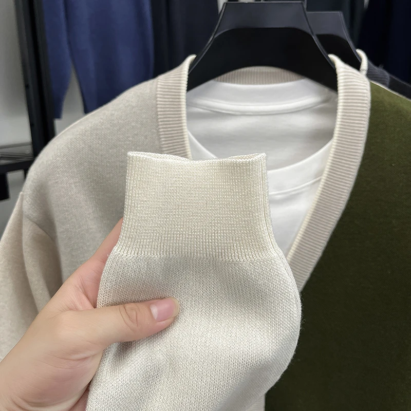 سترة رجالية محبوكة سترة كتلة اللون الخامس الرقبة زر أسفل الخريف الشتاء عارضة أزياء مريحة لينة الدافئة العصرية الرجال