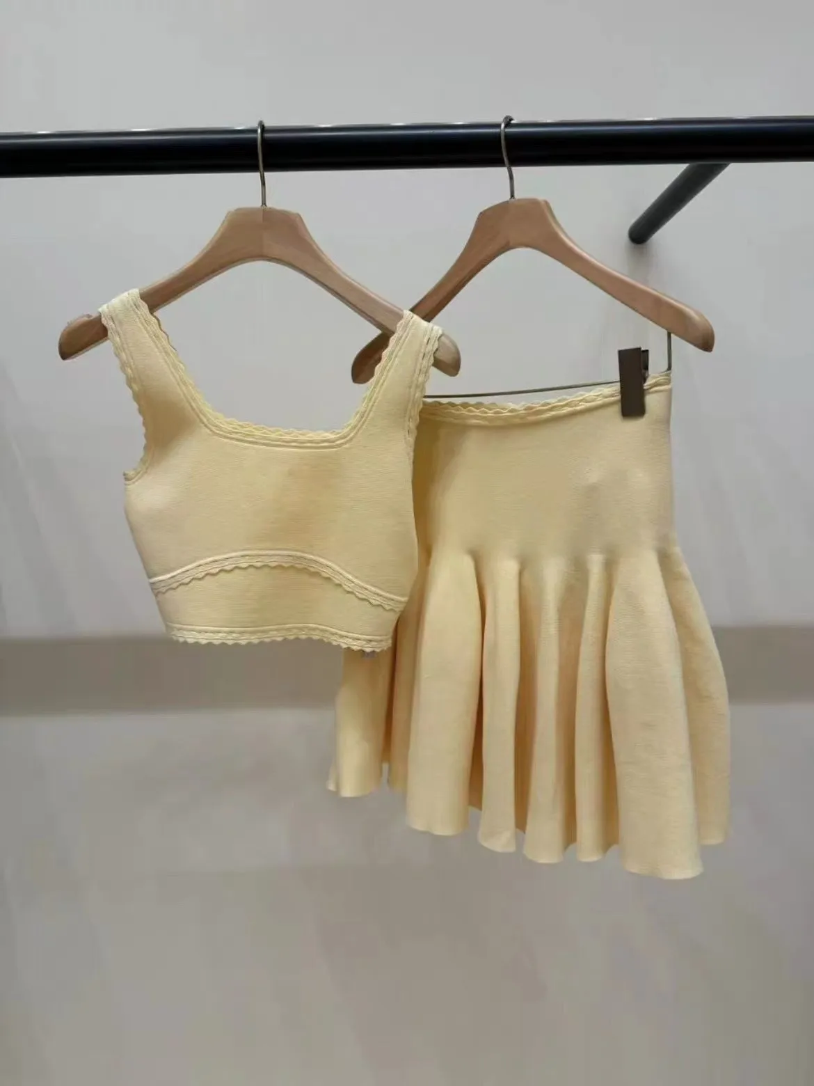 

High-End Version Floral Lace Collar Short Knitted Vest Top And Skirt Set Casual Style Fashionable Women's Two-Piece Suit