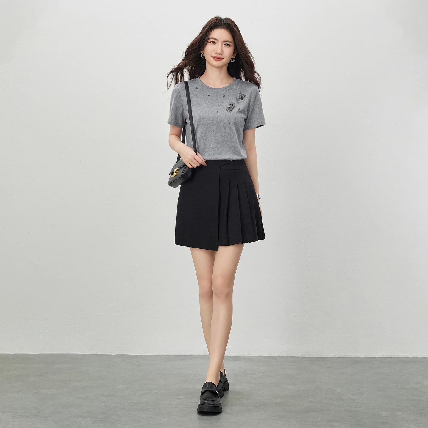 SENTUBILA Women Short Sleeve Grey T-shirt 2026 Ladies Summer Tees Beaded Rhinestone Casual Knit Top Female Clothes 162TG8185