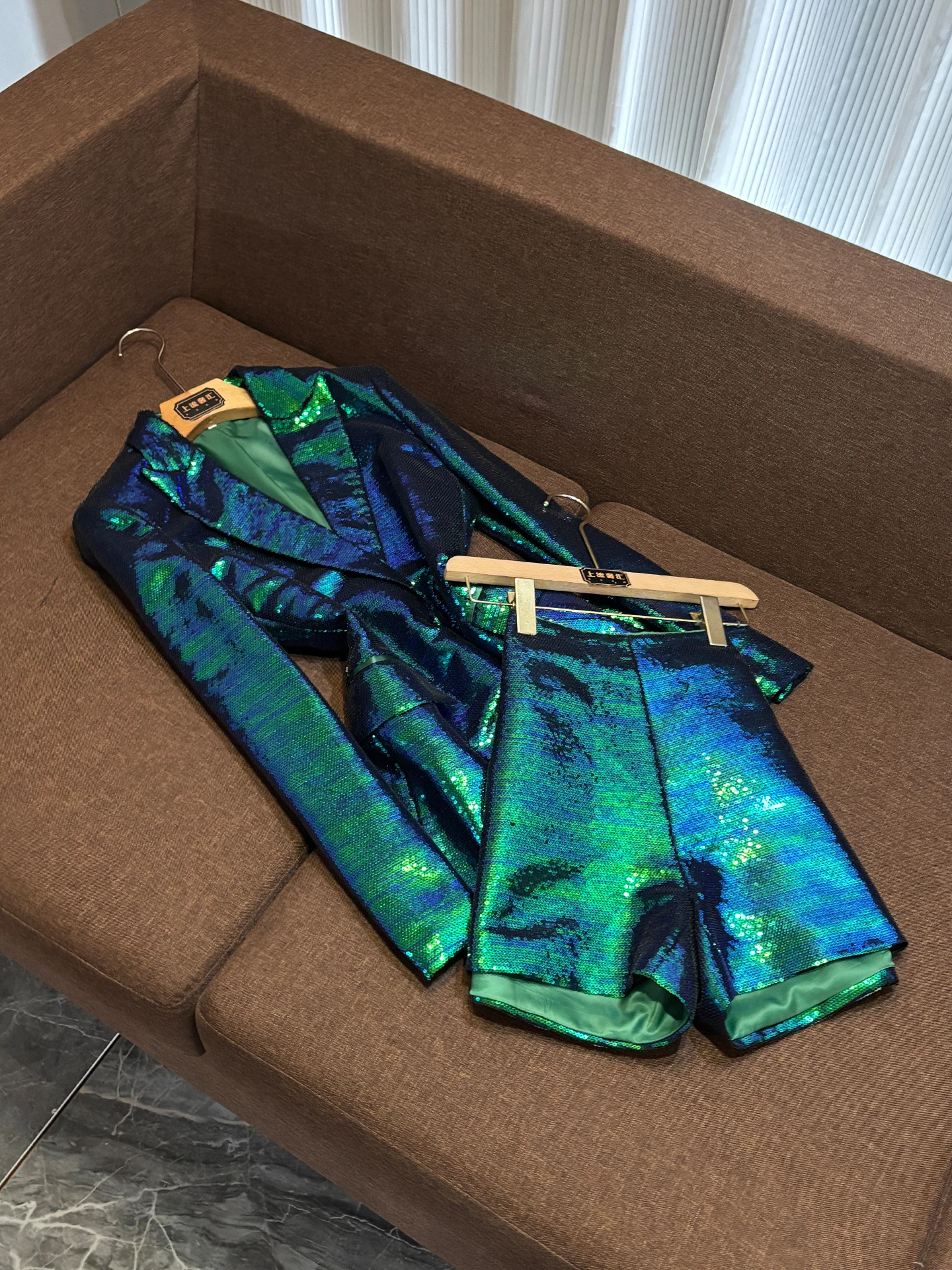 

Весенний комплект 2026: Модный женский костюм с пайетками (жакет и шорты) B983, комплект из двух предметов, шорты с высокой талией