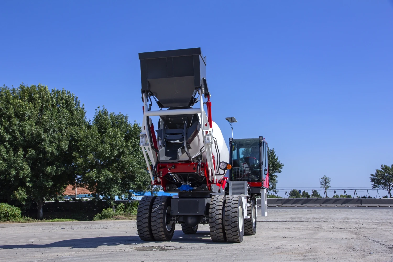 Truk Mixer Beton Otomatis 4m3 Baru dari Cina dengan Mesin Inti, Bearing & Gearbox untuk Penggunaan Konstruksi