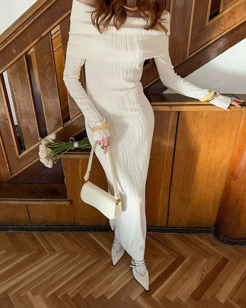 

Модные трикотажные платья с облегающим силуэтом для женщин: весенние, с длинными рукавами, вырезом-лодочкой, приталенные; осенние, с завышенной талией, прямые, длиной до колена.