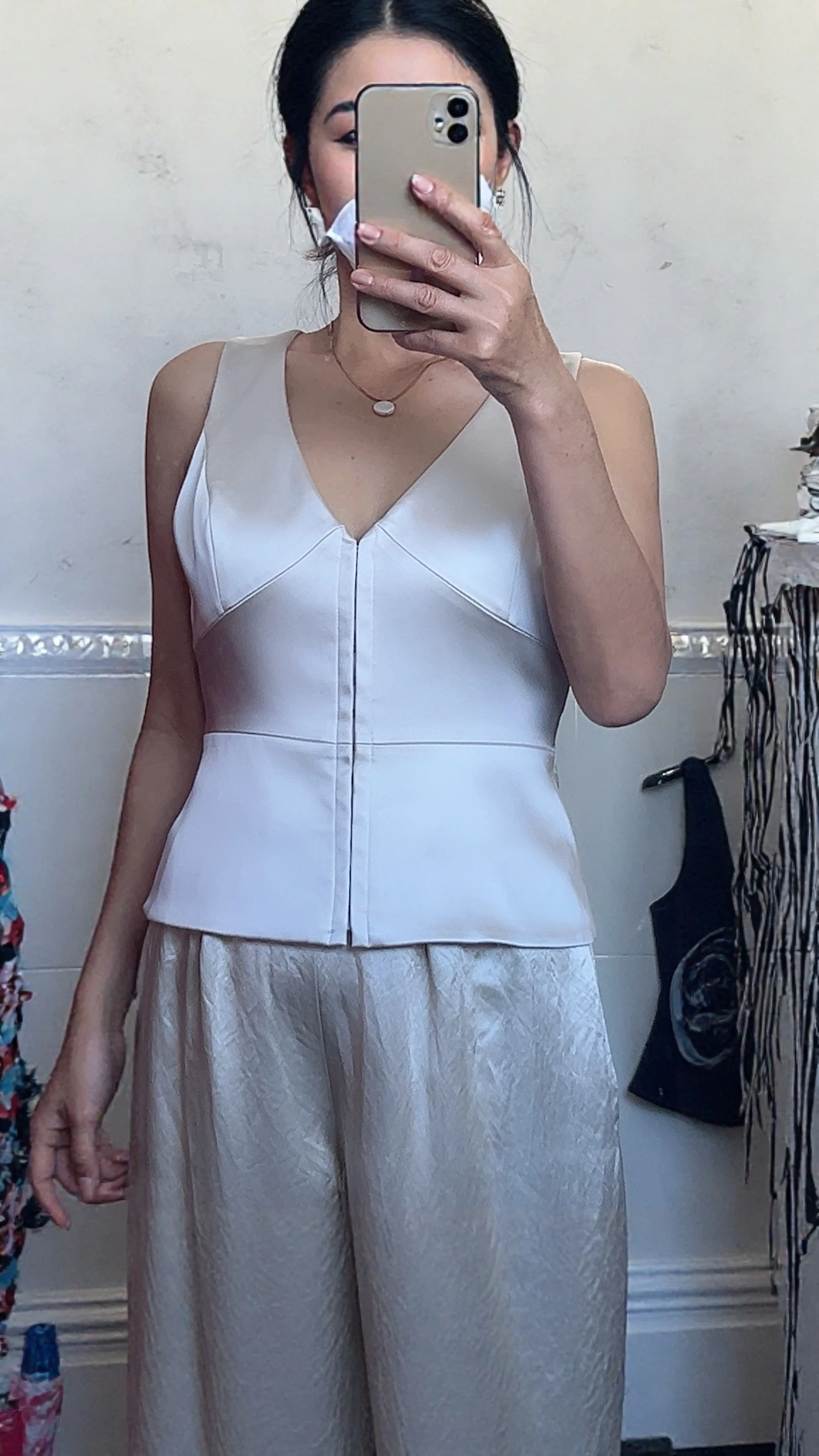 

Ele V-Ne Slimming Acetate Top with Single Row of Hooks Faionable Versatile ort Length Tee-Ply Acetate Fiber