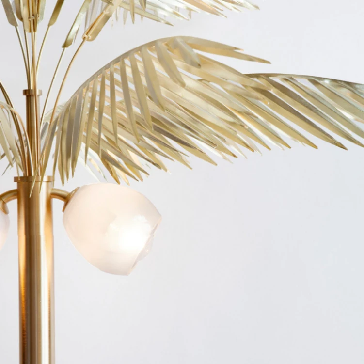 錬鉄製のスタンドランプ ココナッツの木の装飾 リビングルーム 鮮やかな金箔のフロアランプ ヴィラ ホテルロビー