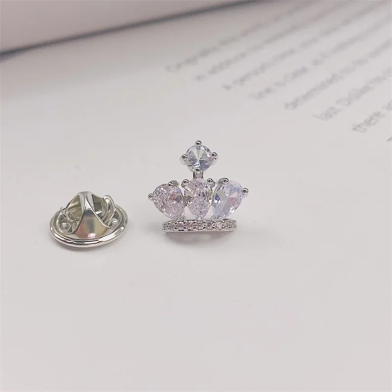 Cute Crown Brooches for Women Metal Anti-glare Lapel Pin Fixed Clothes Brooch Pins Sweater Coat Clothing Accessories Wholesale