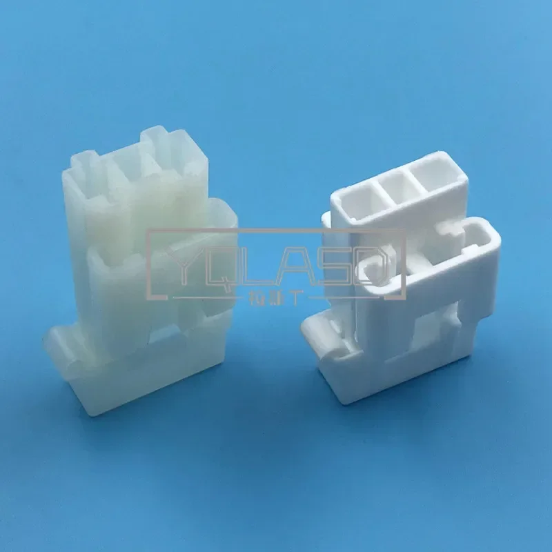 1 Set Standard Auto Insurance Socket AC Assembly White Medium Fuse Box Assembly with 2pcs Terminals Middle Blade Fuse Holders